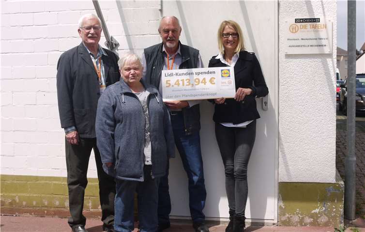 Frau Seul von der Lidl-Regionalgessellschaft in Kerpen (rechts) überreicht den symbolischen Spendenscheck an den Vorsitzenden der Tafel Rheinbach-Meckenheim Dr. Uwe Petersen (2 v.rechts).Foto: privat