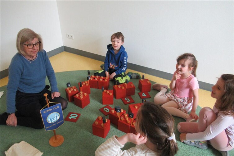 Frau Stegers und die Kinder erproben die Mathekiste undtauchen in die Welt der Mathematik ein