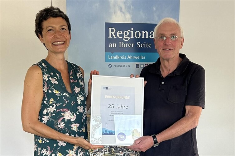 Frau Stenz, IHK Regionalgeschäftsführerin, gratuliert Herrn Münch mit einer Urkunde.