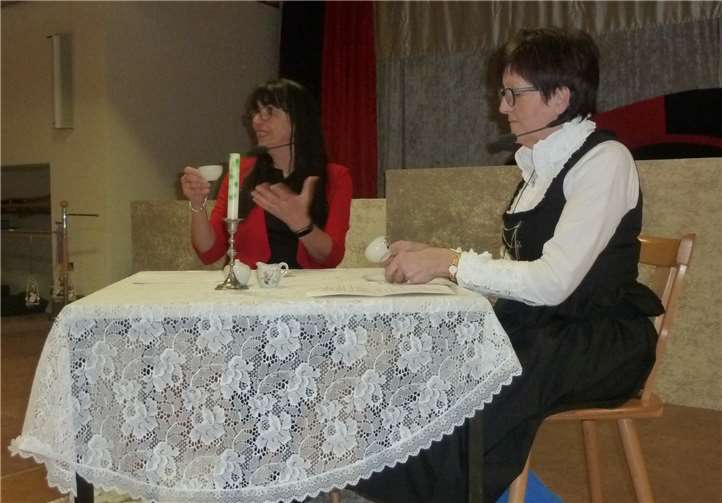 Frau Strunz (Karin Schrödel) und Frau Büggel (Monika Junk) führten ein amüsanten Gespräch zwischen Frauen.