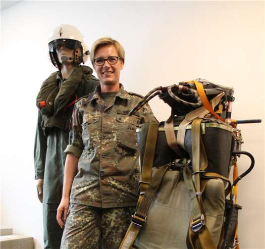 Frau Ternava, Stabsfeldwebel bei der Bundeswehr, erklärte den Mädchen den Schleudersitz eines Tornadoflugzeugs.F