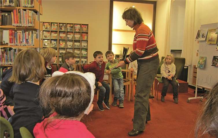 Frau Theis, von der Stadtbibliothek in Bad Neuenahr, liest den Kindern eine besinnliche Weihnachtsgeschichte vor. privat