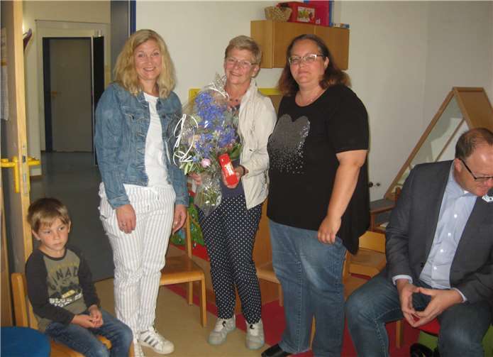 Frau Thelen wurde mit einem Blumenstrauß für ihre großzügige Spende gedankt. Foto: privat