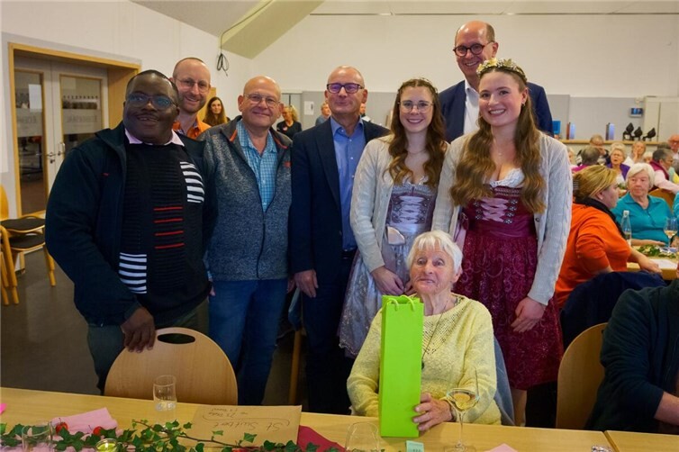 Frau Tröndle konnte zum 99-Jährigen gratuliert werden.  Fotos: privat