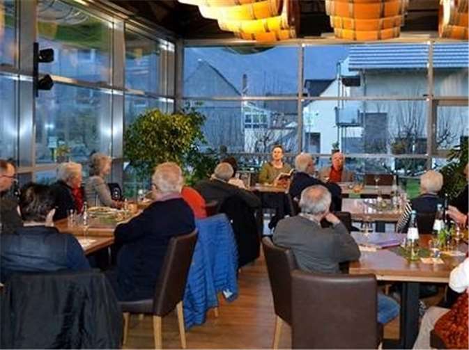 Frau Ulrike Platten-Wirtz liest aus ihrem zweiten Hunsrück-Krimi „Himmelfahrt“. Ebenso spannend wie der erste Krimi „Überm Abgrund“.Foto: privat