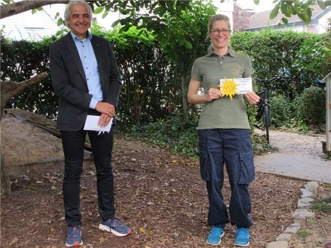 Frau Voss von der Lebenshilfe und Herr Adams von der Stadt Sinzig bei der Spendenübergabe.Foto: privat