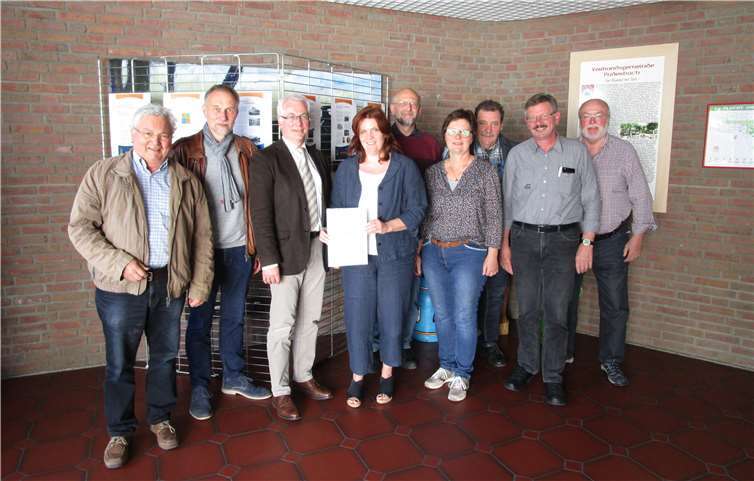 Frau Weeser zusammen mit Bürgermeister Volker Mendel, den Beigeordneten sowie den Fraktionsvorsitzenden in der Verwaltung in Puderbach.privat