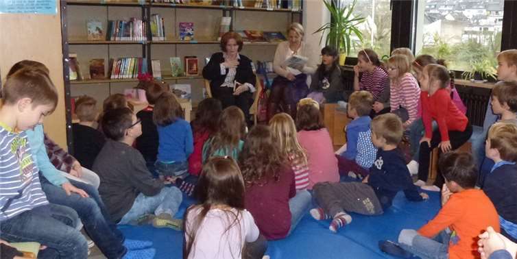 Frau Weiskopf liest aus dem Buch „Das Leben der Tomanis“. privat