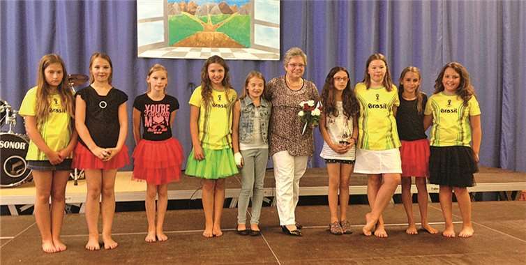 Frau Weiß-Theiß mit Schülerinnen der Klasse 5 f.