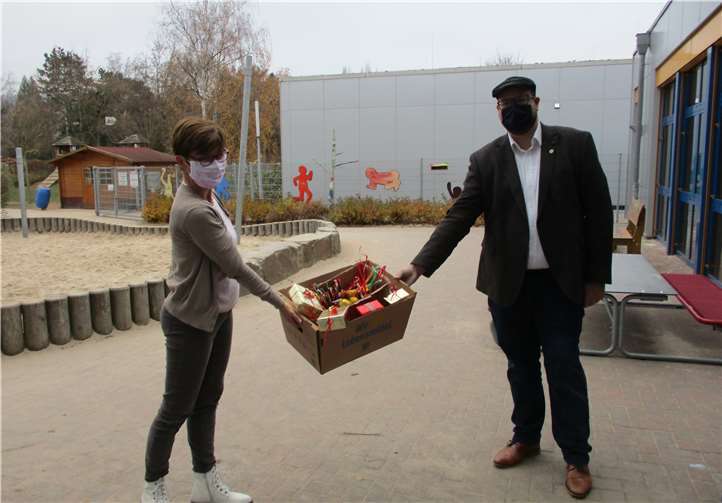 Frau Wendler, stellvertretende Leitung der Kita übergab Herrn Klimek vom Remagener Gewerbeverein „Remagen mag ich e.V.“ eine Kiste mit bunter Dekoration.Foto: privat