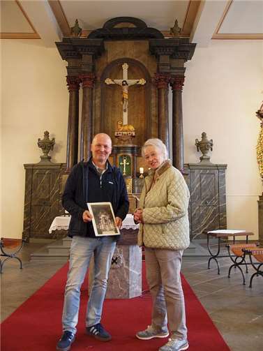 Frau Wittekind übergab ihm zwei großformatige Fotos, die den Hochaltar auf seinem früheren Platz in der alten Hornauer St. Martinskirche zeigen.