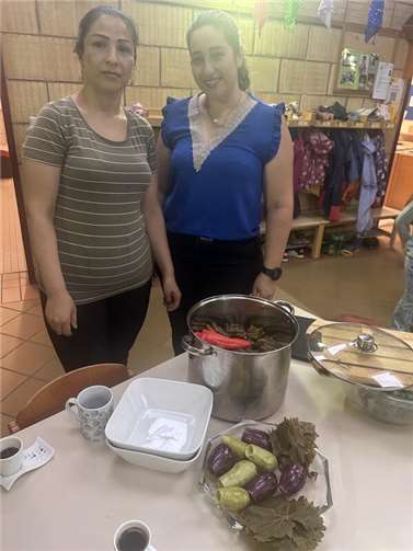 Frau Younan und Frau Khalil, zwei Mütter der Sinziger Kita Storchennest, kochten mit den Kindern zusammen.  Foto: Stadtverwaltung Sinzig