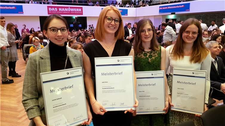 Frauen-Power Pur: Die besten Handwerksmeisterinnen dieses Jahres waren (v.l.n.r.) Leonie Gallandi (Konditorenhandwerk), Julia Peetz (Dachdeckerhandwerk), Chiara Theis (Maßschneiderhandwerk) und Sabrina Weiß (Augenoptikerhandwerk).Fotos: KH