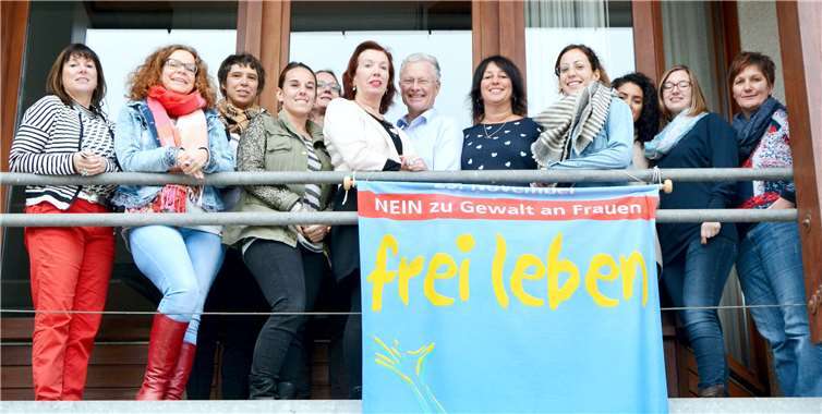 Frauen-Power mit Landrat: Auch am Kreishaus des Rhein-Lahn-Kreises hängt jetzt die Fahne „Nein zu Gewalt an Frauen“.Rhein- Lahn-Kreis