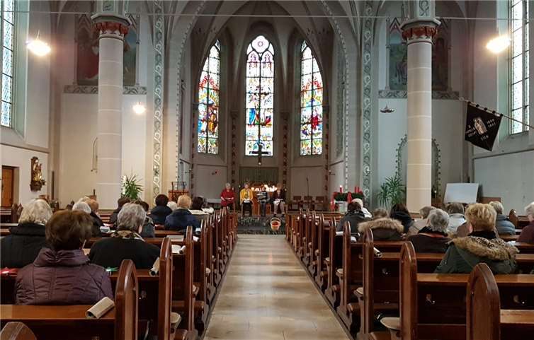 Frauen aus Eich und Pastoralreferentin Birgitt Brink hatten einen besinnlichen Gottesdienst vorbeireitet.Foto: privat