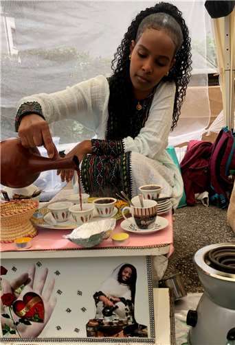 Frauen aus Nordost-Afrika bei der Kaffeezeremonie anlässlich des „Mosaik der Kulturen“. Foto: Veronika Raß