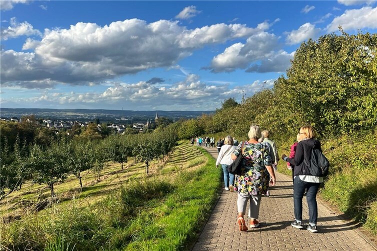 Frauen bei der meditativen Wanderung