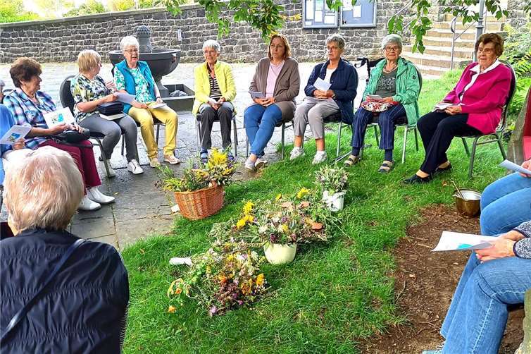 Frauen der Gemeinschaft mit gesegneten Kräutersträußen. Foto: privat