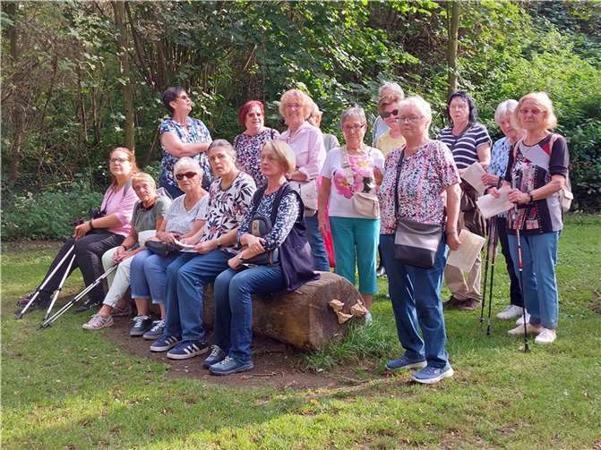 Frauen der kfd Miesenheim und aus den Einrichtungen der Barmherzigen Brüder in Saffig versammelten sich im Rauscherpark für das gemeinsame Vorhaben. Foto: privat