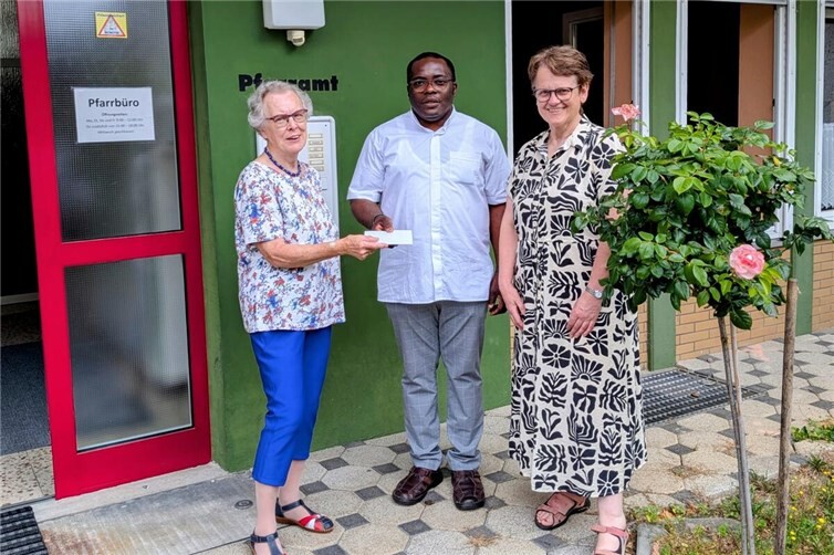 Frauen der kfd-Rheinbrohl überreichen die Spende