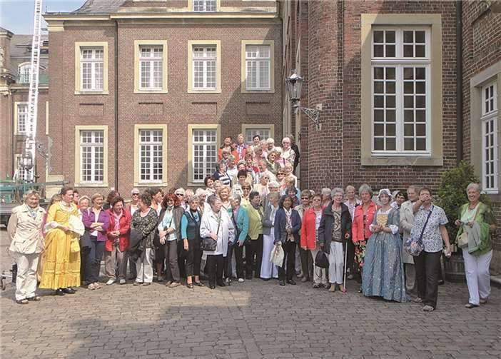 Frauen der kfd-Unkel vor dem Schloss Nordkirchen. privat