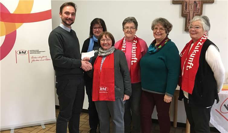 Frauen des kfd-Leitungsteams St. Matthias überreichen eine Spende von 400 Euro an Nils Zimmermann für das Projekt ‚wellcome‘.  Pfarreiengemeinschaft Neuwied