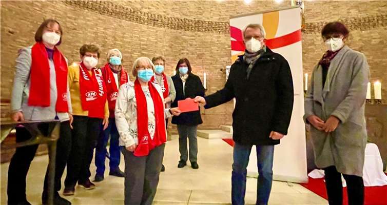 Frauen des kfd-Leitungsteams St. Matthias überreichen eine Spende von 750 Euro an die Verantwortlichen des Neuwieder Hospizvereins.Foto: privat