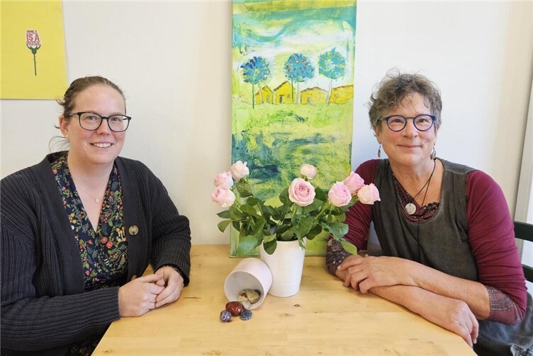 Frauen, die belastende Erfahrungen in der Geburtshilfe gemacht haben, konnten sich mit Daria Dötsch (r.) und Isabel Schönig (l.) im geschützten Raum austauschen. Foto: Isabel Schönig