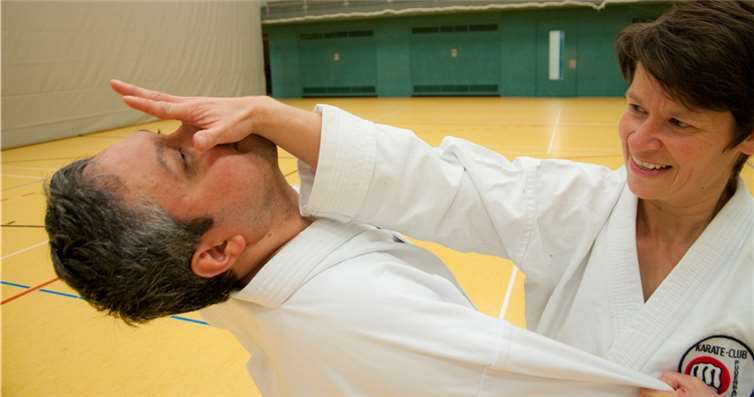 Frauen erlernen effektive Selbstverteidigungstechniken.