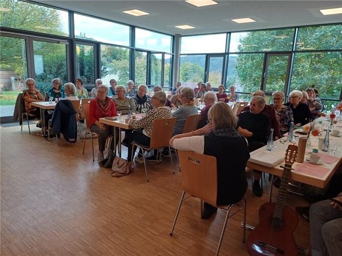 Frauen feiern zusammen: Unterhaltung und Kreatives im Gemeindezentrum.  Foto: Renate Neugebauer