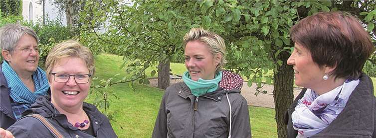 Frauen im Austausch bei einem FTS-Seminar. privat