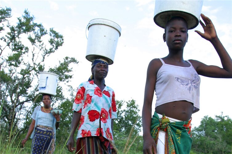 Frauen in Mosambik: Der Weltwassertag 2026 macht darauf aufmerksam, dass gerechter Zugang zu Wasser eine zentrale Voraussetzung für Bildung, Gesundheit und gesellschaftliche Teilhabe ist.
