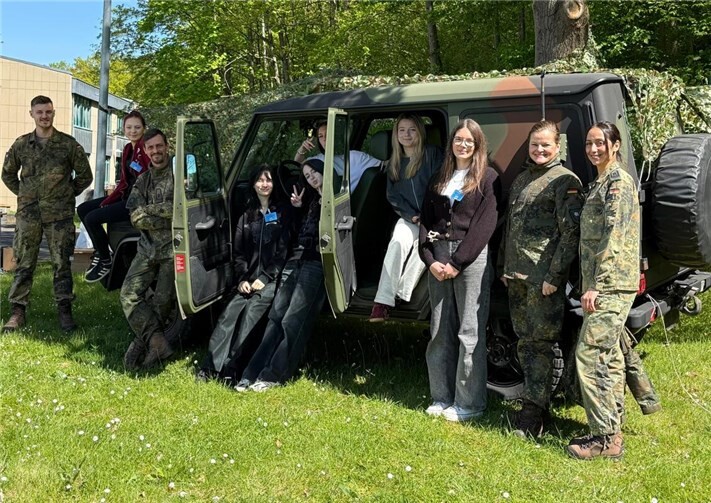 Frauen in Uniform sind heute Normalität – doch wie sieht der Alltag einer Soldatin wirklich aus? Am 23. April 2026 haben sechs junge Mädchen im Alter von 15 bis 16 Jahren genau das am Zentrum Innere Führung in Koblenz herausgefunden.