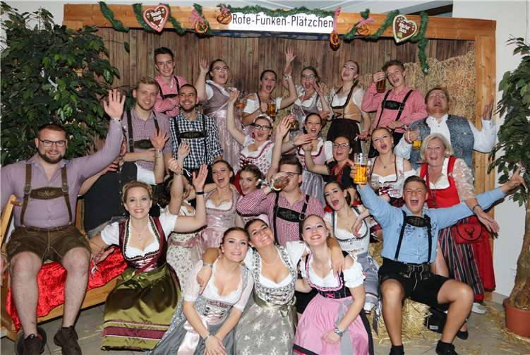 Frauen in feschen Dirndl und Männer in schicken Lederhosen- wo man hinsah. Foto: privat
