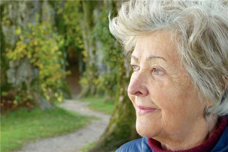 Frauen müssen wegen ihrer Erwerbsbiografie häufig Abschläge bei der Rente in Kauf nehmen. Foto: pixabay.de © silviarita CCO Public Domain