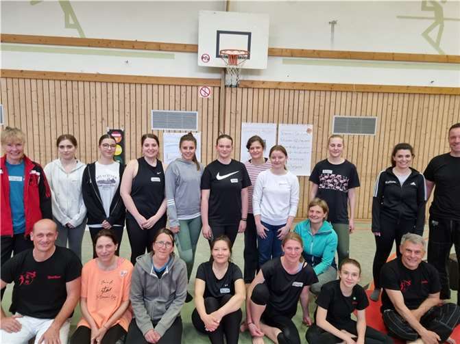 Frauen und Mädchen trainierten in Rieden Techniken zur Selbstverteidigung.  Foto: privat