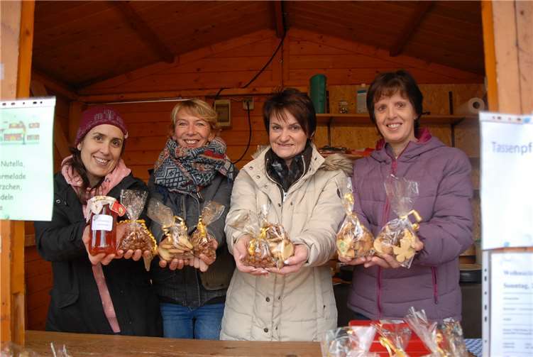 Frauen vom Kindergarten Zwergenhaus verkauftenPlätzchen, Crepes und selbstgemachte Marmelade.: