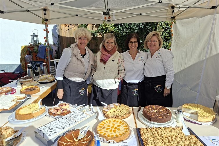 Frauen vom OFK Vorstand beim Kuchen Verkauf 
