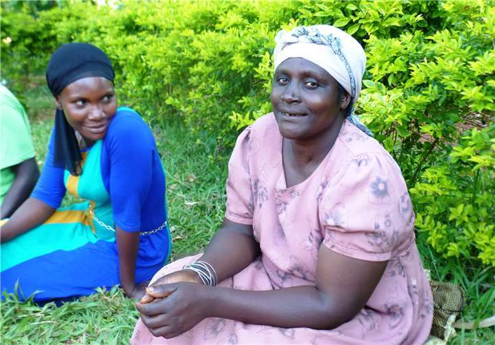 Frauen wie Halimah und Hajilah bekommen durch das Women’s Empowerment Programm Perspektiven aufgezeigt.