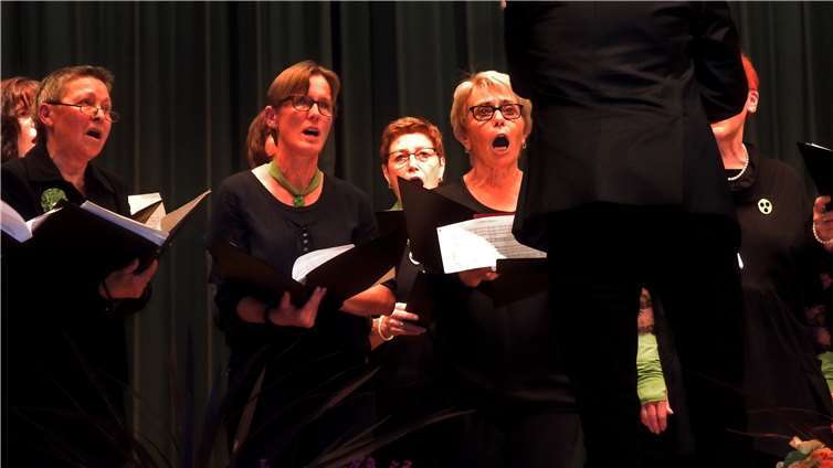 Jubiläumskonzert nach bewegter Geschichte Frauenchor Cantabile im MGV Maifeldgruß 1923 Mertloch mit Chorleiter Jürgen Rieser.Fotos: Werner Wagner
