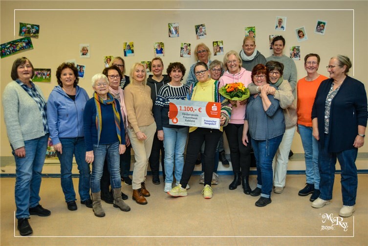 Frauenchor Rengsdorf 1981 e.V. übergibt Spende in Höhe von 1.100 Euro an den Förderverein Frauenhaus Koblenz e.V.  Foto: Manfred Remy