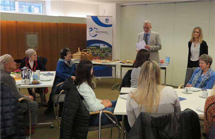 Frauenfrühstück zum Internationalen Frauentag im Rathaus - Bürgermeister Jörg Schmidt und die Gleichstellungsbeauftragte der Gemeinde Wachtberg, Tamara Schneider (re.) begrüßten gemeinsam die Gäste.  Foto: Gemeinde Wachtberg/mm
