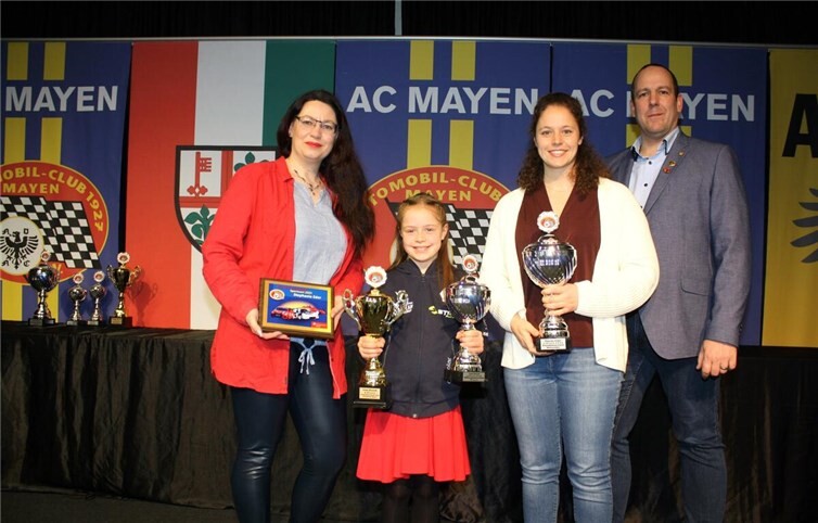 Frauenpower beim AC Mayen: (v.l.) Stephanie Eder (Leiterin Streckensicherung), Lena Straub, Theresa Angst, Michael Kaliszan (Vorsitzender).