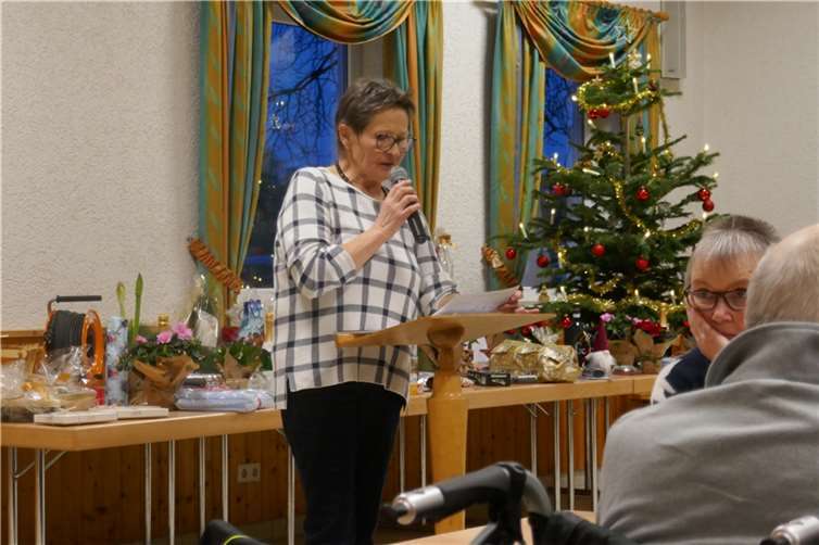 Frauensprecherin Maria Böhm beim Vorlesen der Weihnachtsgeschichte. Foto: privat