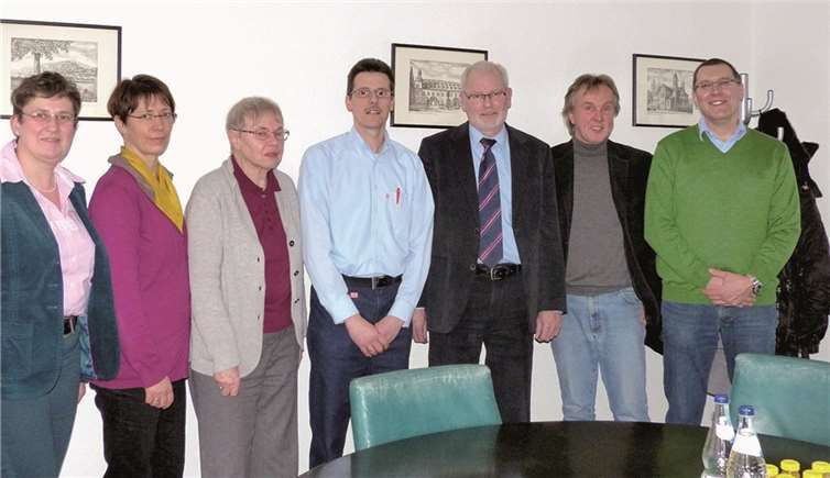 Frauke Eichhorn, Christine Ziegler, Ursula Bethke (alle Bürgerinitiative), RWN-Linienmanager Sauer, RWN-GeschäftsführerStrüder), Roland Wagner und Peter Nebenführ vom Grünen-Ortsverband Vallendar. privat