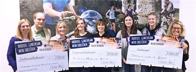 Frauke Helf, geschäftsführende Gesellschafterin von RHODIUS (ganz links) und Lisa Etchemendy, Marketing RHODIUS (ganz rechts) übergeben die Schecks an die glücklichen Top 3-Platzierten: - Platz 1: Musicalproduktion „Laachi und das Geheimnis des Eisfeuers“ der Pellenz Musical School - Platz 2: zauberhafte Märchenwelt des wolfcraft-Kindergartens, Kempenich - Platz 3: Sommerfahrt 2019 – SLOWAKEI des VCP Gau Nassau-Oranien e.V.Rhodius