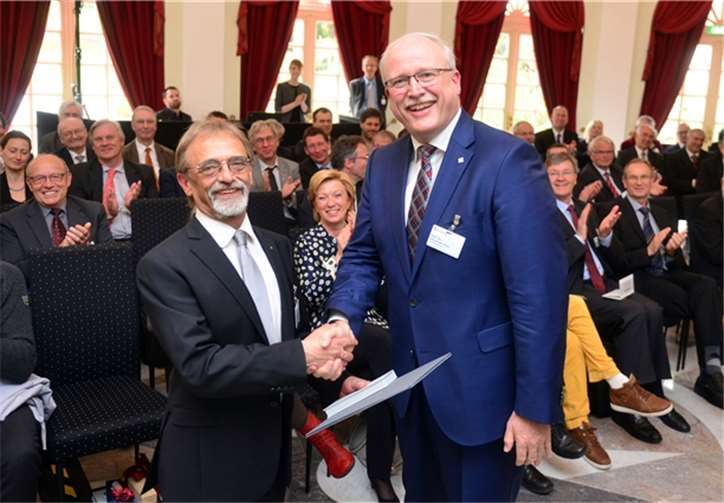 Fraunhofer-Vorstandsmitglied Prof. Dr. Alexander Kurz (re.) überreicht Prof. Dr. Joachim Ender, Institutsleiter des Fraunhofer FHR, die Fraunhofer-Medaille für besondere Verdienste für die Fraunhofer-Gesellschaft. © Fraunhofer FHR/ Vollrath