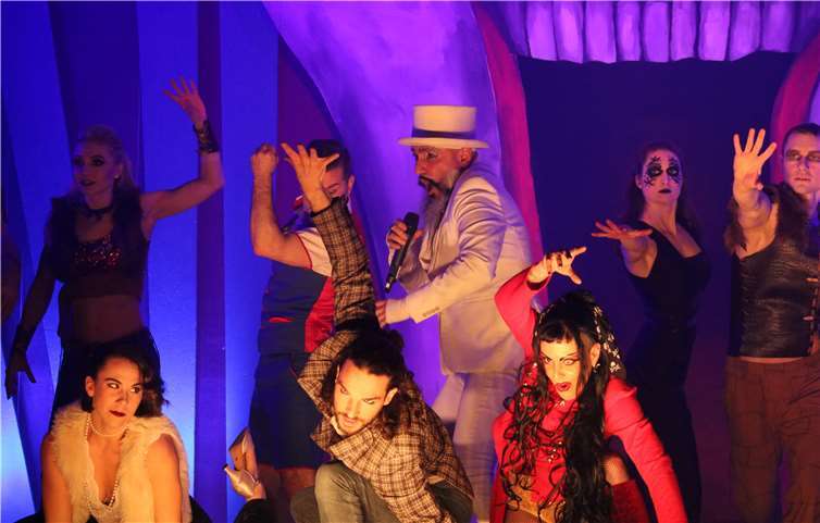 „Freakmaster“ Elyas Khan (mit Mikrofon) führt das vielköpfige Ensemble an. Fotos: LFR