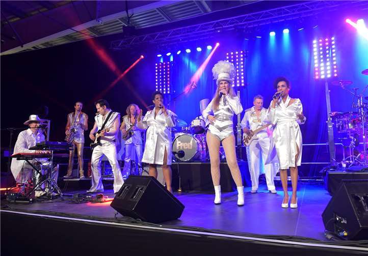 Fred Kellner und die Famose Soulsister zogen in Laubach alle Register. evm