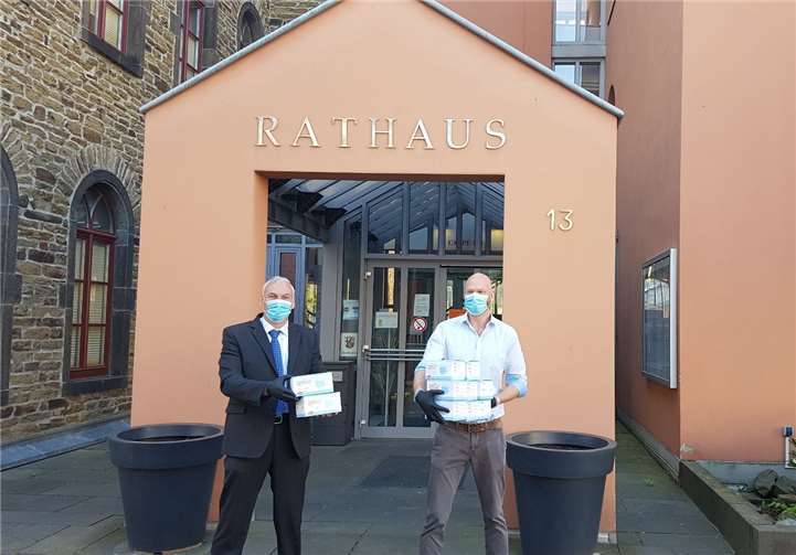 Fred Pretz freut sich über die Spende von Fabian Baldus. Foto: privat